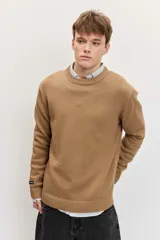 Sweater gris oscuro de punto con cuello redondo, manga larga y puños y dobladillo acanalados.