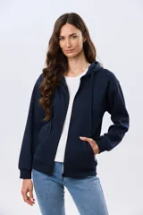 Campera deportiva azul marino con capucha y cierre frontal, confeccionada en algodón con felpa. Presenta cordones ajustables al tono y puños ribeteados.