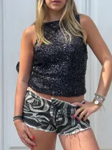 Blusa sin mangas negra cubierta de lentejuelas.