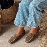 Mocasines de cuero color tostado, con punta cuadrada, costuras artesanales visibles y suela plana de goma.