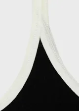 Musculosa negra con tirantes finos blancos y cuello redondo con ribete blanco. Diseño ajustado al cuerpo.