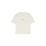Remera de manga corta color beige, con cuello redondo y pequeño estampado gráfico en el centro del pecho.