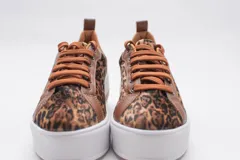 Championes marrones de eco-cuero con plataforma blanca con dos líneas negras horizontales.