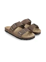 Sandalias de cuero color marrón, estilo Birkenstock, con doble tira ancha ajustable mediante hebillas metálicas, plantilla anatómica de corcho y suela de goma texturizada.