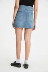 Minifalda de jean celeste de Levi's con tiro medio, corte ajustado y bolsillos delanteros y traseros.