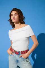 Cinturón ancho de cuero sintético rojo con hebilla metálica plateada y tachas redondas plateadas distribuidas a lo largo de la tira.