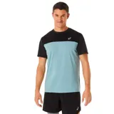 Remera Asics de hombre, de mangas cortas y cuello redondo. Diseño de dos tonos de negro, con logo de la marca en el pecho.