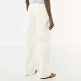 Pantalón de twill color beige, de corte ancho, con cintura asimétrica y cierre de botón descentrado.