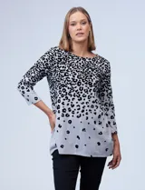 Buzo tejido gris con estampado animal print negro y apliques de terciopelo.
