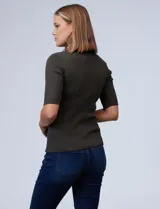 Polera gris oscuro de tejido acanalado, con cuello alto y mangas 3/4.