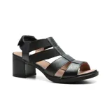 Sandalia de cuero color dorado con tiras cruzadas y taco cuadrado.