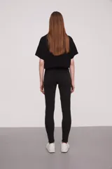 Pantalón jean de corte skinny y tiro medio, con diseño clásico de cinco bolsillos y costuras reforzadas.