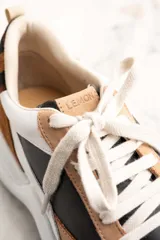 Zapatillas deportivas con cordones, de cuero vacuno color blanco, marrón, negro y animal print.