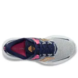 Championes de running Saucony Ride 15, color gris con detalles en azul marino, rosa y dorado.