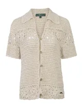 Cardigan de punto calado color beige, con cuello camisero, manga corta y cierre frontal con botones.