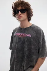 Remera boxy de manga corta y cuello redondo, con efecto de lavado acid wash en tono gris y estampa frontal en tonos rosado y rojo.