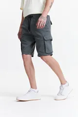 Bermuda cargo negra de corte recto, con bolsillos laterales y traseros con solapa. Cintura elastizada con cordón ajustable.