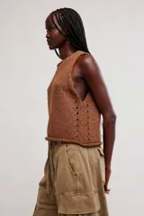 Musculosa de punto color marrón, con diseño sin mangas, cuello redondo y silueta holgada.