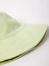 Gorro tipo bucket color verde claro con textura.