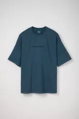 Remera de manga corta con corte oversize, color azul petróleo, con estampa frontal en relieve con la frase Unlimited Access.