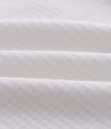 Remera de manga corta con cuello redondo, confeccionada en tejido tipo waffle con textura nido de abeja. Presenta un diseño liso y estructurado, ideal para un look casual y versátil.