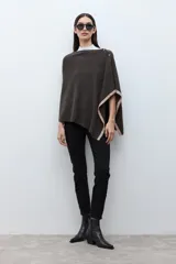 Capa color chocolate con cuello alto, botones decorativos en el hombro y ribete beige en los bordes.