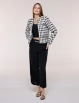 Chaqueta corta de corte estructurado confeccionada en tejido de tweed azul con patrón de cuadros, escote redondo sin solapa, frente abierto, bolsillos falsos y ribetes trenzados con hilos metalizados.
