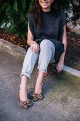 Zapatos de tacón slingback con estampado animal print, punta fina, lazo decorativo y tacón kitten.