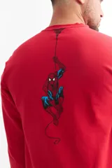 Buzo rojo de hombre con cuello redondo y estampado del logo de Spiderman en el pecho.