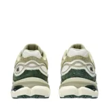 Championes Asics modelo Gel-Nyc 2.0, con diseño robusto y combinación de tonos blanco, beige, verde oscuro y detalles en gris. Incorporan tecnología GEL en la suela y una mezcla de texturas de malla y gamuza.