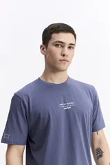 Remera de manga corta color azul oscuro, con escote redondo y estampado artístico abstracto en la espalda en tonos amarillo, celeste y violeta.