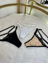 Pack de tres tangas Gaia de lycra y encaje con tiras regulables. Colores: negro, tostado y blanco.