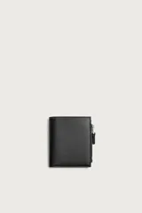 Billetera vertical de cuero sintético negro con cierre de botón a presión, ranuras para tarjetas y compartimento con cierre lateral para monedas.