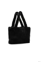 Cartera tipo tote bag de textura peluda, color negro, con doble asa superior.