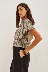 Blusa de fiesta con lentejuelas plateadas y doradas, de corte holgado, cuello redondo y mangas cortas tipo capa.