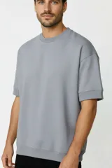 Remera de manga corta de algodón color blanco, con cuello redondo y diseño holgado.