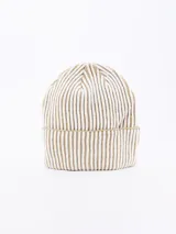 Gorro de lana tejido, estilo beanie, con borde doblado. Presenta un patrón de rayas verticales alternadas en color blanco y marrón claro/beige.