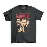 Remera de algodón color negro con estampa frontal inspirada en la película Goodfellas, presentando a los protagonistas y la frase It feels good to be a Gangster.