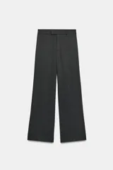 Pantalón de corte recto y tiro medio, confeccionado en tejido con viscosa. Presenta cintura con trabillas, cierre frontal con cremallera, botón interior y ganchos metálicos ocultos.