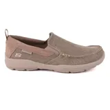 Zapato casual Skechers Relaxed Fit Harper Rantigo color camel, estilo mocasín sin cordones, capellada de lona texturizada y cuero, plantilla acolchada Skechers Air-Cooled Memory Foam y suela de tracción flexible.