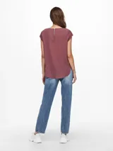 Camiseta básica negra de manga corta, con cuello redondo y diseño de espalda más larga.