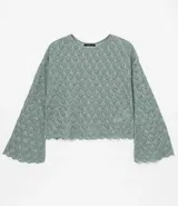 Blusa de punto color verde con textura geométrica, cuello redondo y mangas largas acampanadas con terminación ondulada.