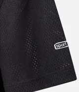 Remera masculina negra de estilo sportcore, modelo boxy con cuello en V y manga corta. Presenta textura "furadinha" (perforada), estampado numeral "33" en el hombro y "CLUB" en el pecho, ambos en blanco con tipografía gótica.