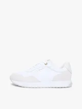 Zapatillas de piel Tommy Hilfiger de corte bajo, color blanco con paneles de ante en tono gris claro, inspiradas en modelos de running retro con suela de EVA y detalles distintivos.