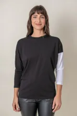 Remera negra de algodón con una manga larga blanca y corte holgado.