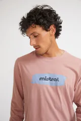 Remera de manga larga color azul marino, con cuello redondo y estampado frontal con el logo de la marca sobre un diseño de pincelada.