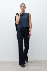 Jean oxford de tiro alto color azul oscuro, con bajo deshilachado.