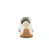 Sneakers Caterpillar modelo Trigen Ws para mujer, de color blanco con detalles dorados y fucsia, y suela dentada de goma marrón.