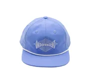 Gorro de visera celeste con logo de Independent estampado en blanco y cordón blanco decorativo.