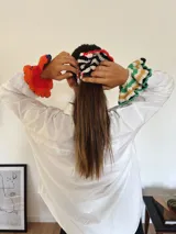 Gomas de pelo hechas a crochet con hilo de algodón multicolor.